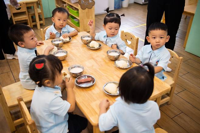 중국 후난성 창사의 한 유치원에서 6일  아이들이 아침식사를 하고 있다.   창사｜신화연합뉴스