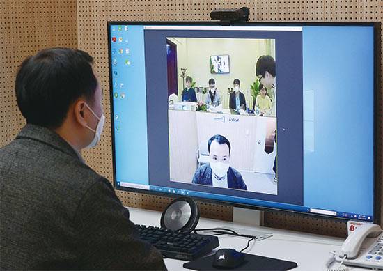 화상으로 면접을 볼 때를 대비해 주변 환경을 미리 갖춰놓는 것이 중요하다. <매경DB>