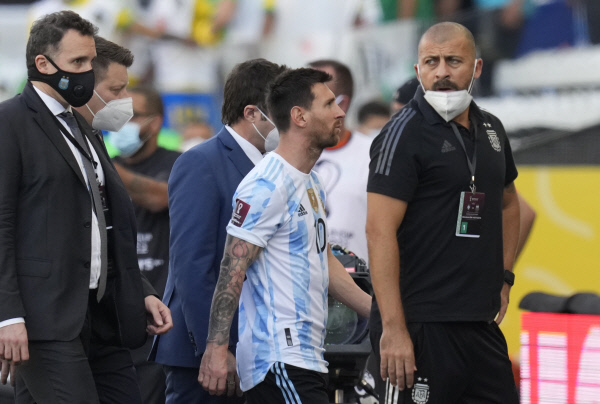 아르헨티나의 리오넬 메시(가운데)가 6일 오전(한국시간) 브라질 상파울루의 아레나 코린치앙스에서 열린 2022 카타르월드컵 남미예선 6차전이 중단되자 그라운드를 떠나고 있다. AP뉴시스