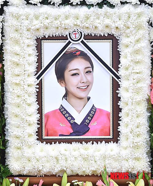 [서울=뉴시스]사진공동취재단 = 7일 오후 서울 성북구 고려대학교 안암병원 장례식장에 걸그룹 레이디스코드 故 리세(본명 권리세)의 빈소가 마련되고 있다. 2014.09.07.  photo@newsis.com