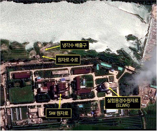 북한 전문매체 38노스가 지난 8월 30일(현지시간) 북한이 영변 핵시설을 재가동한 것으로 보인다며 공개한 위성사진. 8월 25일 구룡강과 연결된 새로운 수로로 냉각수가 방출되는 듯 배출구 부분이 하얗게 보인다. 38노스 캡처