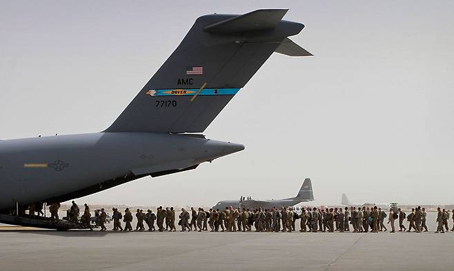 2011년 7월 오바마 미국 대통령 재임 시절, 철군 계획에 따라 아프가니스탄 바그람 공군기지에서 미군들이 수송기에 탑승하고 있다. ⓒAP Photo
