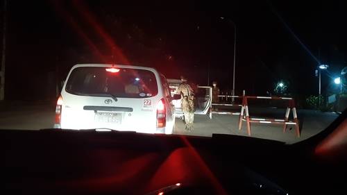 총을 들고 야간 검문 검색하는 미얀마군. 2021. 8. 4. [양곤=이정호 통신원]