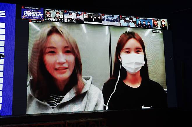 실업팀에서 뛰다가 프로행에 성공한 문슬기와 이윤정 (서울=연합뉴스) 실업배구 수원시청에서 뛰다가 2021-2022 한국배구연맹(KOVO) 여자 신인선수 드래프트에 참여해 페퍼저축은행에 지명된 문슬기(왼쪽)와 한국도로공사에 뽑힌 이윤정이 7일 드래프트가 끝난 뒤 화상 인터뷰를 하고 있다. [한국배구연맹 제공]