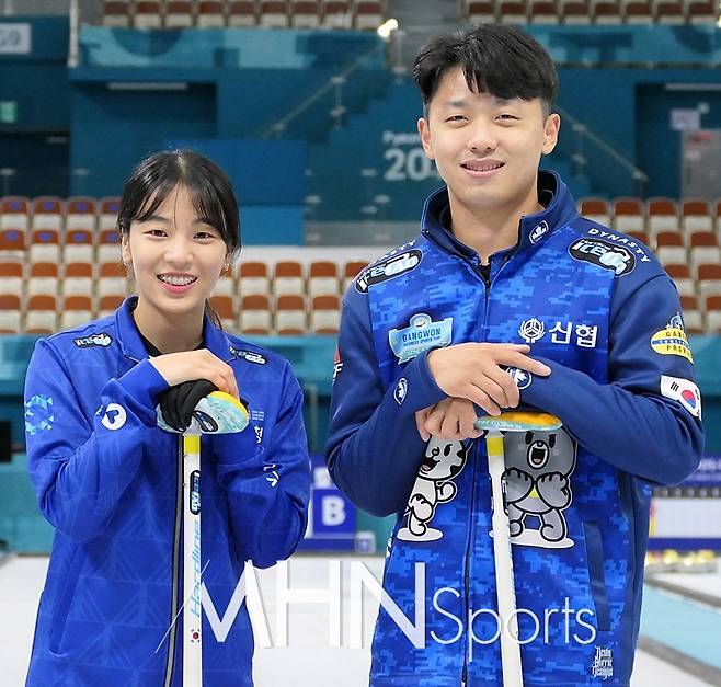 김민지·이기정 선수는 최고의 호흡을 자랑하며 2022베이징올림픽에 도전하는 컬링 믹스더블 국가대표로 선발됐다. [사진=김민지, 이기정ⓒMHN스포츠 임형식 선임기자]