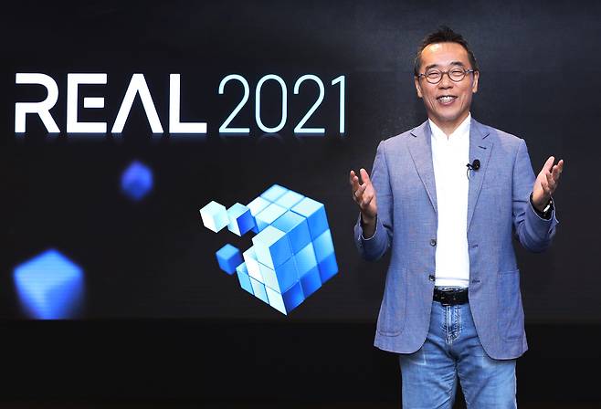 황성우 삼성SDS 사장이 8일 개막한 'REAL 2021' 행사에서 환영사를 하고 있다.