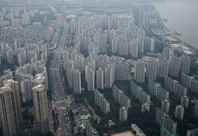 지난 8월 29일 서울 송파구 롯데월드타워전망대 서울스카이에서 바라본 주변 아파트 단지의 모습. /연합뉴스