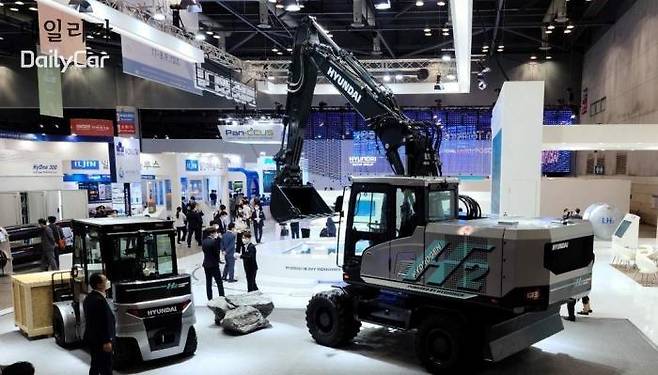 수소연료를 사용하는 포클레인, 지게차 (현대중공업. 2021 수소모빌리티쇼)