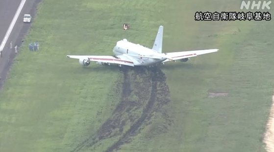 일본 기후현 가카미가하라시의 항공자위대 기지에 착륙하던 P1 초계기가 활주로를 벗어나 주변 잔디밭에 선명한 바퀴 자국을 남긴 채 멈춰 서 있다. 사진 NHK 방송화면 캡처