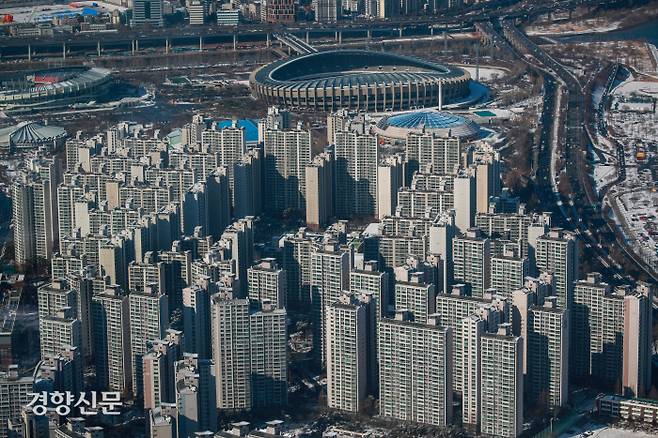 서울 송파구 롯데타워 서울 스카이 전망대에서 내려다본 서울 시내에 시민들의 각종 주거 형태가 보이고 있다. / 이준헌 기자