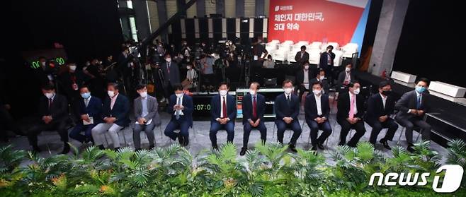 (서울=뉴스1) 오대일 기자 = 국민의힘 대선 예비후보들이 7일 서울 강서구 마곡동 ASSA빌딩 방송스튜디오에서 열린 국민의힘 '제20대 대통령후보 1차 경선 후보자 3대 정책공약 발표회'에서 나란히 자리하고 있다. 왼쪽부터 윤석열, 홍준표, 박진, 하태경, 유승민, 원희룡, 장기표, 최재형, 황교안, 안상수, 박찬주, 장성민 후보. 2021.9.7/뉴스1