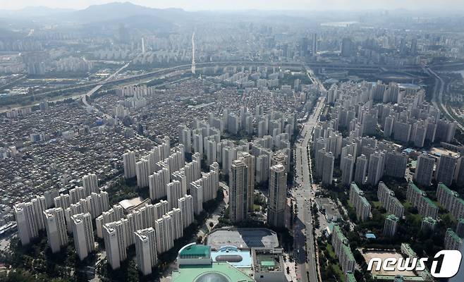 서울 송파구 롯데월드타워 서울스카이에서 바라본 강남권 아파트단지 전경. /사진제공=뉴스1