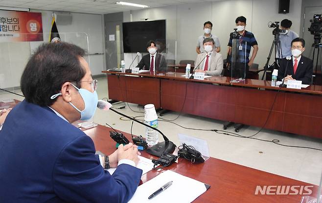 [서울=뉴시스] 국회사진기자단 = 홍준표 국민의힘 대선 경선 예비후보가 8일 서울 용산구 대한의사협회를 방문해 코로나19 방역 대책 등 간담회를 하고 있다. 2021.09.08. photo@newsis.com