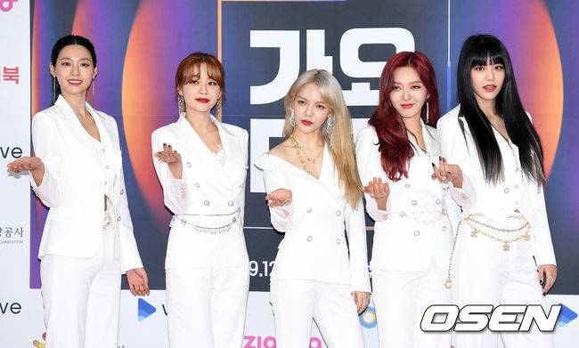 [OSEN=이대선 기자] 25일 오후 서울 구로구 고척스카이돔에서 ‘2019 SBS 가요대전’ 포토월 행사가 열렸다.걸그룹 AOA가 포토타임을 갖고 있다. /sunday@osen.co.kr