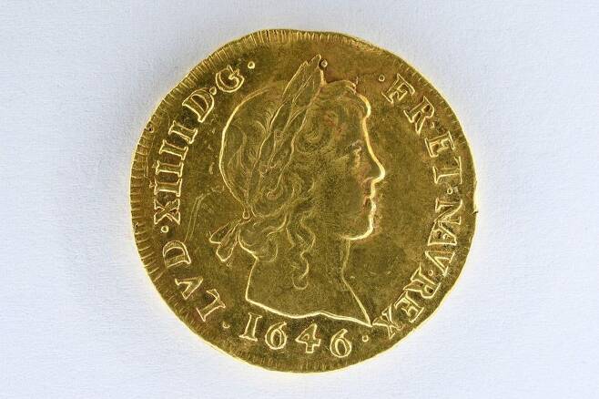 2019년 프랑스의 한 주택복원 현장에서 발견된 금화. 총 239개의 금화 는 각각 1638~1692년에 주조된 것으로 확인됐다. 사진은 그중 하나인 1646년에 주조된 금화.