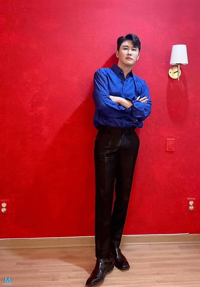Young Tak agency Milagro released photos of Young Tak, which is impressive in intense red background through official Instagram on the afternoon of the 8th.Young Tak in the photo emits a cool sexy look with a more intense Blue shirt.Young Tak took a self-portrait of his own, followed by a full-length shot with a long leg.moon wan-sik