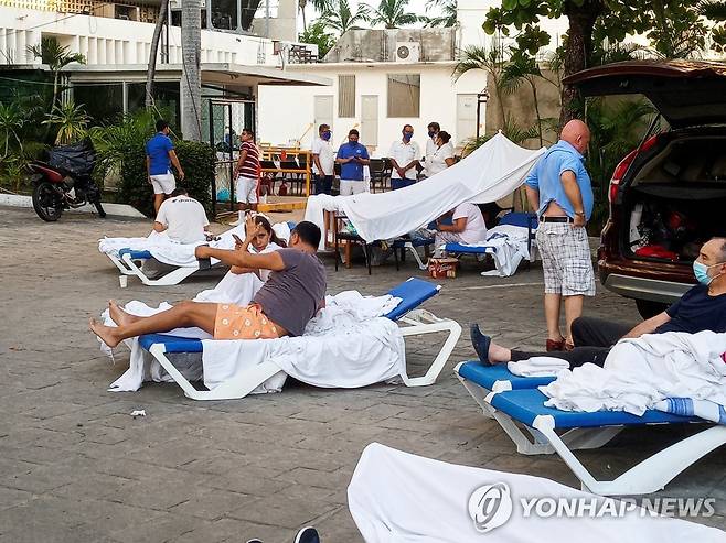 멕시코 7.1 강진 후 야외에서 밤을 보낸 아카풀코 관광객들  [로이터=연합뉴스]