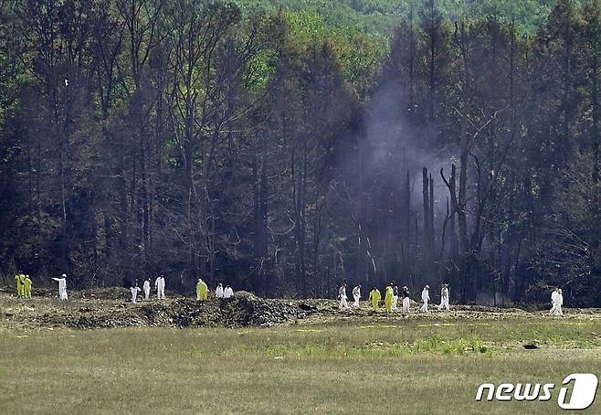 수사관들이 미국 펜실베니아주 한 광산에 추락한 유나이티드항공 93편 일대를 살피고 있다. 2001.09.11 © AFP=뉴스1