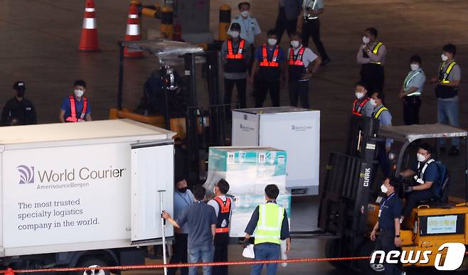 8일 오후 인천공항 화물터미널에서 루마니아와의 백신 협력으로 확보한 화이자·모더나 코로나19 백신 97만회분이 도착해 이송되고 있다. 2021.9.8/뉴스1 © News1 김명섭 기자