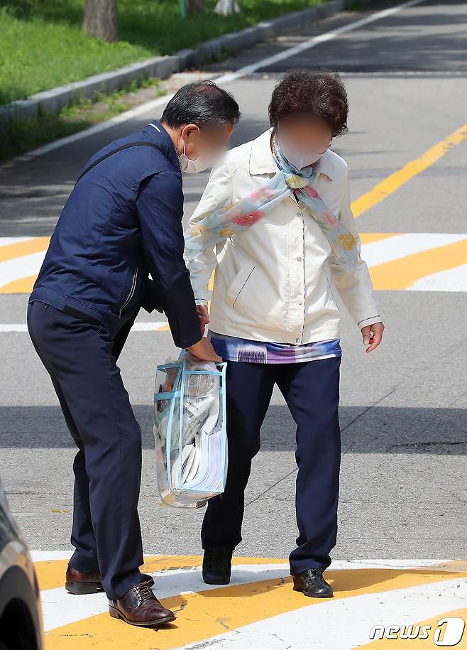 요양급여 부정수급 혐의 등으로 1심에서 징역 3년을 선고받고 구속됐었던 윤석열 전 검찰총장의 장모 최모씨가 9일 오후 법원의 보석 신청 허가로 경기도 서울구치소를 빠져나가고 있다. 2021.9.9/뉴스1 © News1 김진환 기자