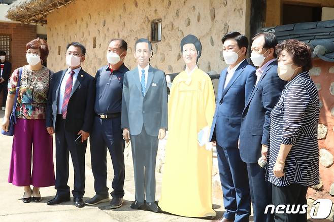 원희룡 국민의힘 대선 예비후보(오른쪽 세번째)가 9일 경북 구미시 박정희 생가를 찾아 추모관에서 예를 올린 뒤 지지자들과 기념촬영을 하고 있다.  2021.9.9/뉴스1 © News1 정우용 기자