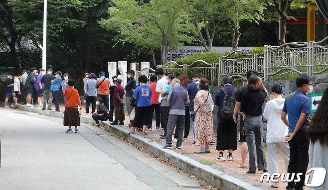 경북 구미시 도량2동 임시선별진료소에서 9일 업무 시작 1시간 전부터 주민들이 검사를 받기 위해 몰려와 대기하고 있다. 7000여 세대가 살고 있는 이 지역 주민들은 전날 1398명이 진단검사를 받았다. 2021.9.9/뉴스1 © News1 정우용 기자