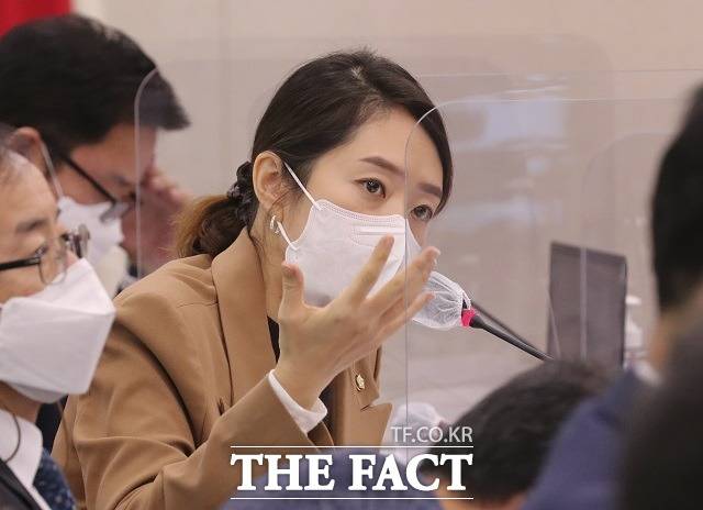 연봉 1억5000만 원에 달하는 고민정 민주당 의원이 라디오에서 5차 재난(국민)지원금 대상자 문제를 지적하며 "저도 안 해보다가 저희 방 직원들이 물어보길래 해봤더니 아니나 다를까 아니더라고요"라는 발언이 부적절했다는 지적이 나왔다. /국회사진취재단