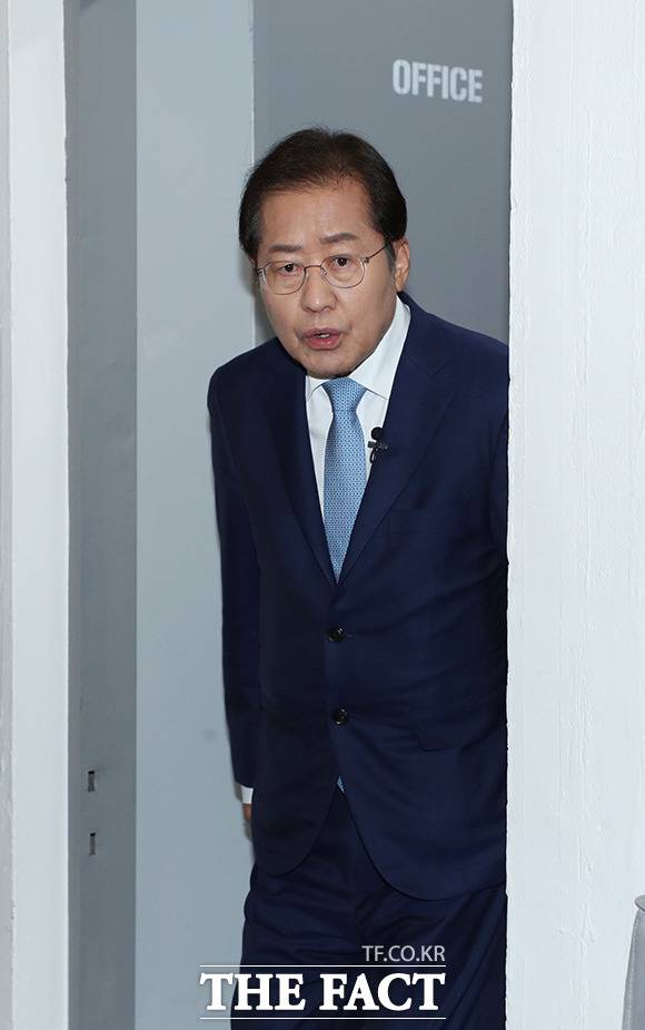 국민면접 '국민시그널'에 참가한 홍준표 의원.