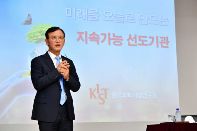 윤석진 한국과학기술연구원(KIST) 원장이 취임 1주년 기자간담회에서 연구소 미래 전략에 대해 발표하고 있다.