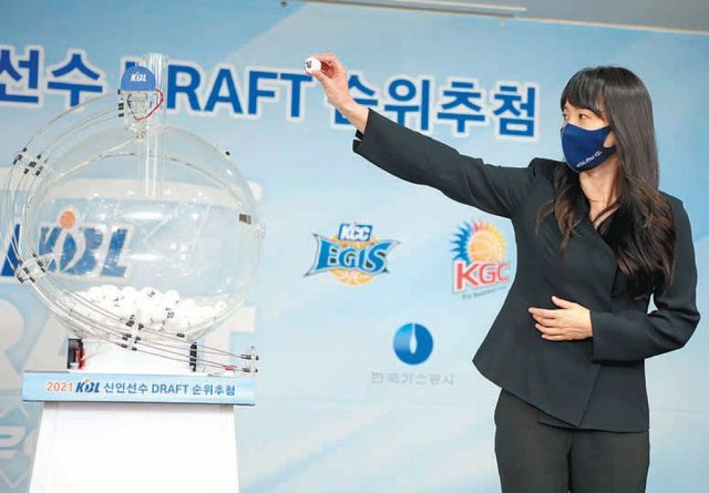 8일 서울 강남구 한국농구연맹(KBL) 센터에서 열린 ‘2021 KBL 신인선수 드래프트’ 순위추첨 행사에서 홍선희 KBL 심판이 추첨기계에서 가장 먼저 나온 공을 들어 보이고 있다. 삼성은 지난해에 이어 2년 연속으로 1순위 지명권을 획득했다. KBL 제공