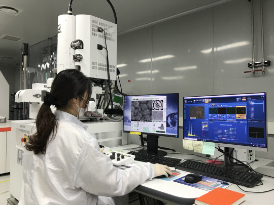 한화큐셀 연구원이 판교 R&D센터에서 차세대 셀 기술을 연구하고 있다. <한화큐셀 제공>
