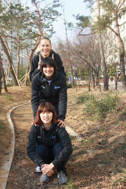 2012년 12월 김희진(가운데)이 당시 팀 동료였던 알레시아(맨 위), 박정아(현재 도로공사)와 함께 포즈를 취한 모습. 김양희 기자