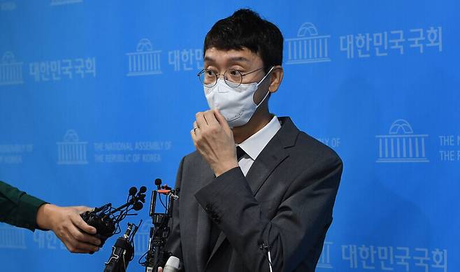 Rep. Kim Woong of the People Power Party holds a press conference on Wednesday at the National Assembly Press Center regarding allegations that he received criminal complaints directed at ruling party figures from a prosecutor close to former Prosecutor General Yoon Seok-youl in April 2020. (pool photo)
