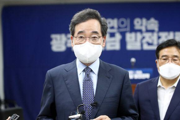 이낙연 전 대표가 8일 광주시의회 시민소통실에서 취재진의 질문에 답하고 있다. 연합뉴스