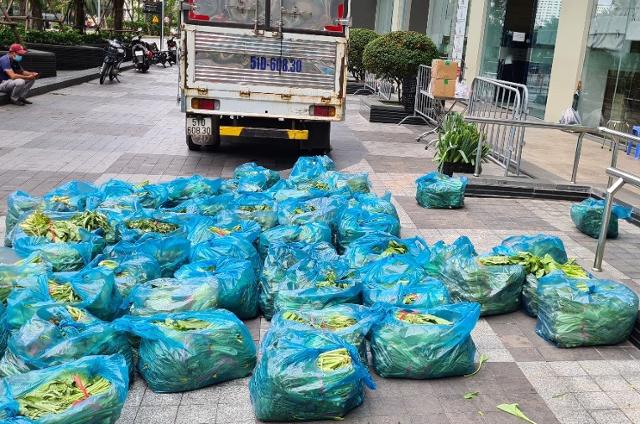 3일 베트남 한국 교민들이 다수 거주하는 호찌민의 한 아파트 앞에 보급이 예정된 채소들이 내려져 있다. 한국 교민 제공