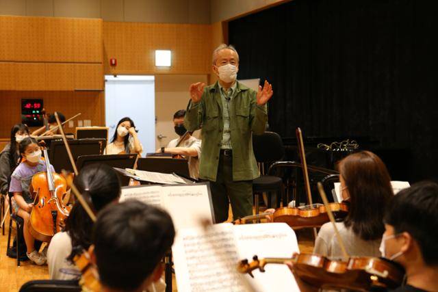 9일 전남 여수시 시전동 예울마루 공연장 연습실에서 금난새(가운데) 여수음악제 음악감독이 이 지역 학생들로 구성된 음악학교 출신 단원들에게 다음 날 공연에서 연주할 '카르멘' 모음곡에 대해 설명하고 있다. KBS교향악단 제공