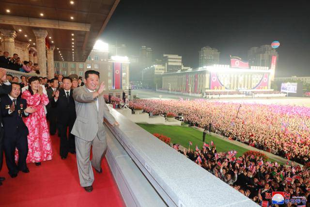 김정은 북한 국무위원장 겸 노동당 총비서가 9일 북한 정권수립 73주년 기념 열병식에 참석해 청중을 향해 손을 흔들고 있다. 평양=조선중앙통신 연합뉴스