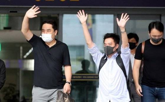 지난 7일 정보통신망법상 명예훼손·모욕 등 혐의로 체포돼 조사를 받은 강용석 변호사(왼쪽)와 김세의씨가 구속영장 기각으로 9일 풀려났다 뉴스1