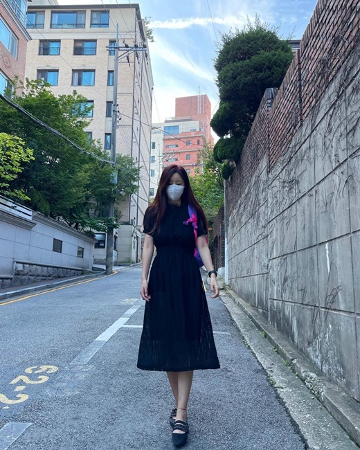 Actor Park Sol-mi, 43, flaunted her Elegance-equivalent lookPark Sol-mi posted a picture on his instagram on the 9th with an article entitled # do not tread # do not tread, do not tread, do not tread on the pointed front nose.Park Sol-mi in the photo is dressed in a black long dress, and the delicate lace material attracts attention with her slightly exposed legs.Park Sol-mis slender body, which boasts a height of 170cm and a weight of 50kg, catches the eye.In addition, Park Sol-mi added a photo of her daughters foot, which was stepping on the front of her pointed shoes.Park Sol-mis friendly routine, which showed off her perfect actress figure, makes her laugh.Park Sol-mi has two daughters in 2013 with Actor Han Jae-suk (48) and marriage.