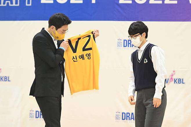 신예영 이름을 새긴 유니폼을 건네는 김완수 감독. WKBL 제공