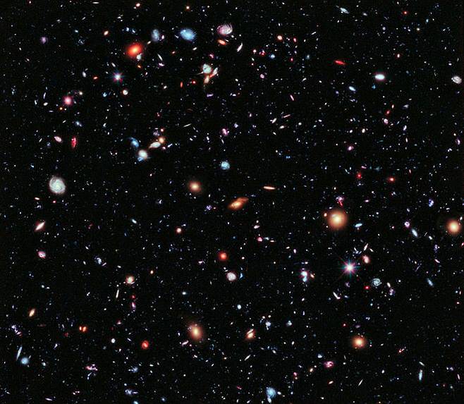 우주 삼라만상은 모두 원자로 이루어져 있다. 허블 익스트림 딥 필드(Hubble eXtreme Deep Field)’에 보이는 은하들. 132억 광년 거리에 있는 우주의 풍경으로, 빅뱅 후 겨우 6억 년이 지났을 무렵의 아기 우주 모습이다.
