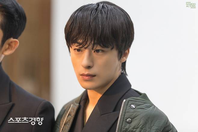 배우 구교환 화보 비하인드컷. 사진 나무엑터스