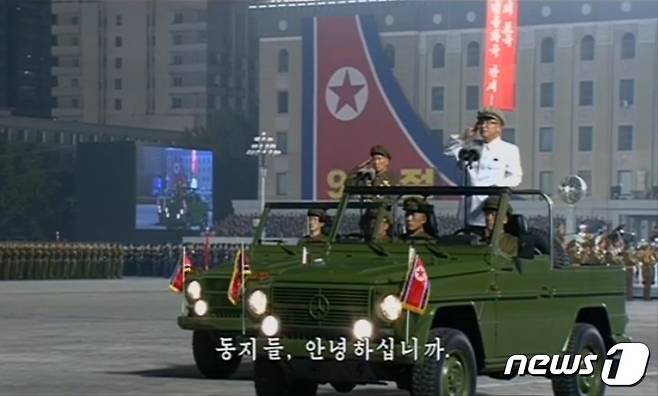 북한 정권 수립 73주년 기념 열병식 선도차량으로 벤츠 G클래스가 사용됐다. (조선중앙TV 캡처) © 뉴스1