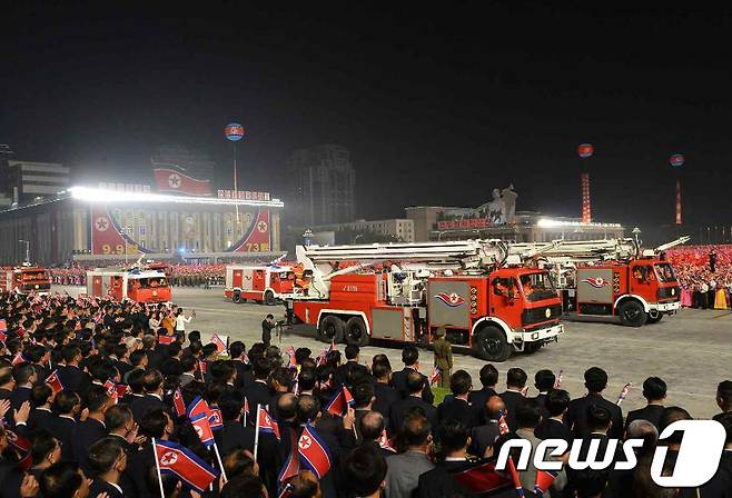 (평양 노동신문=뉴스1) = 북한 정권 수립 제73주년 기념 열병식에 등장한 소방차. [국내에서만 사용가능. 재배포 금지. DB 금지. For Use Only in the Republic of Korea. Redistribution Prohibited] rodongphoto@news1.kr