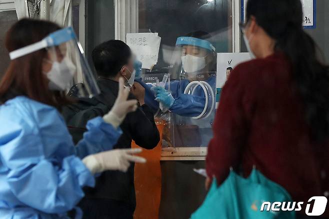 서울 중구 서울역 광장에 마련된 코로나19 임시선별검사소에서 의료진이 시민들을 대상으로 코로나19 진단검사를 하고 있다.© News1 민경석 기자