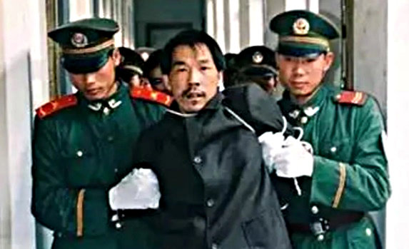 1999년 경찰에 붙잡힌 공범 파즈잉. 웨이보