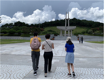 딸 운아씨와 손주들이 지난 8월 광주 망월동 국립5·18민주묘지를 참배하러 가고 있다. 김반아 주주통신원 제공