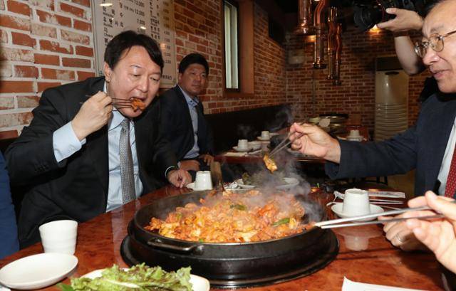 윤석열 국민의힘 대선 예비후보가 9일 오후 강원 춘천시 명동 닭갈비골목을 찾아 강원지역 의원들과 오찬을 하고 있다. 윤 후보는 고발 사주 의혹이 확산하는 가운데 입당 후 처음으로 강원도를 방문해 지역 민생탐방 행보에 시동을 걸었다. 뉴스1