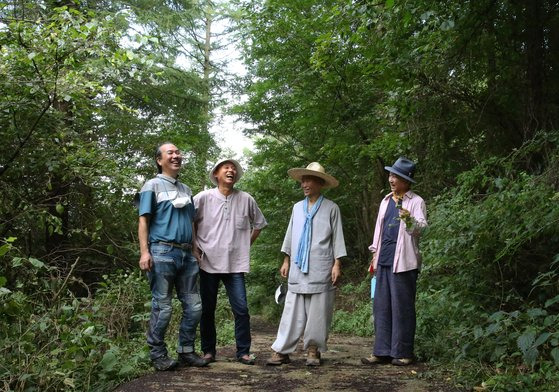 지리산둘레길을 연 사람들. 왼쪽부터 이원규 시인, 이상윤 ㈔숲길 이사장, 도법 스님, 박남준 시인.