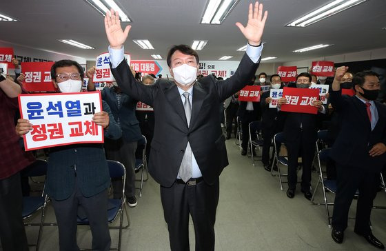 윤석열 전 검찰총장이 9일 오후 강원 춘천시 강원도당에서 열린 강원선거대책위원회 발대식에서 선대위 관계자들과 함께 선거 승리를 다짐하고 있다. 윤 후보는 '고발 사주' 의혹이 확산하는 가운데 입당 후 처음으로 강원도를 방문해 지역 민생탐방 행보에 시동을 걸었다. 뉴스1